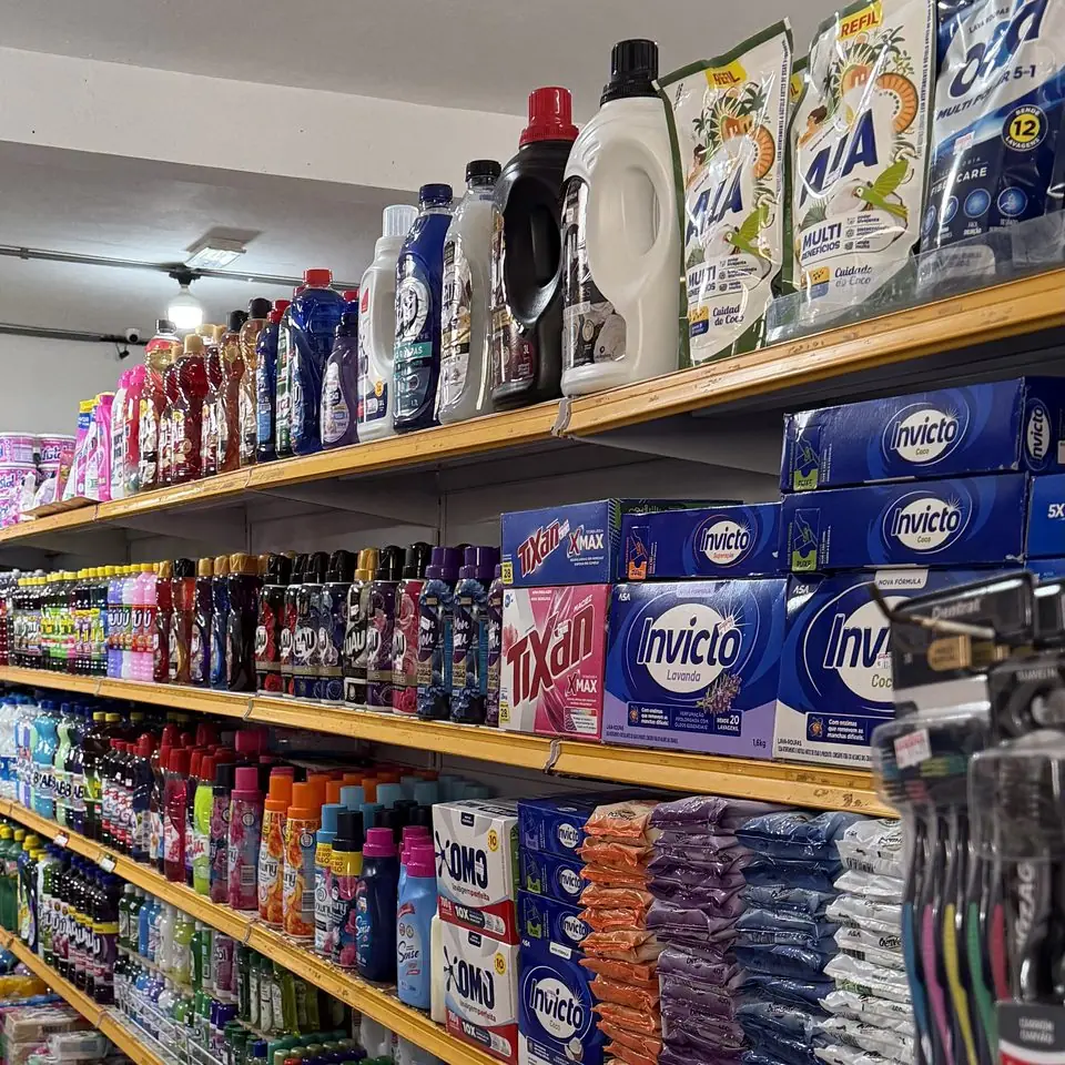 Corredor de limpeza, com prateleiras de sabão em pó, amaciantes e detergentes