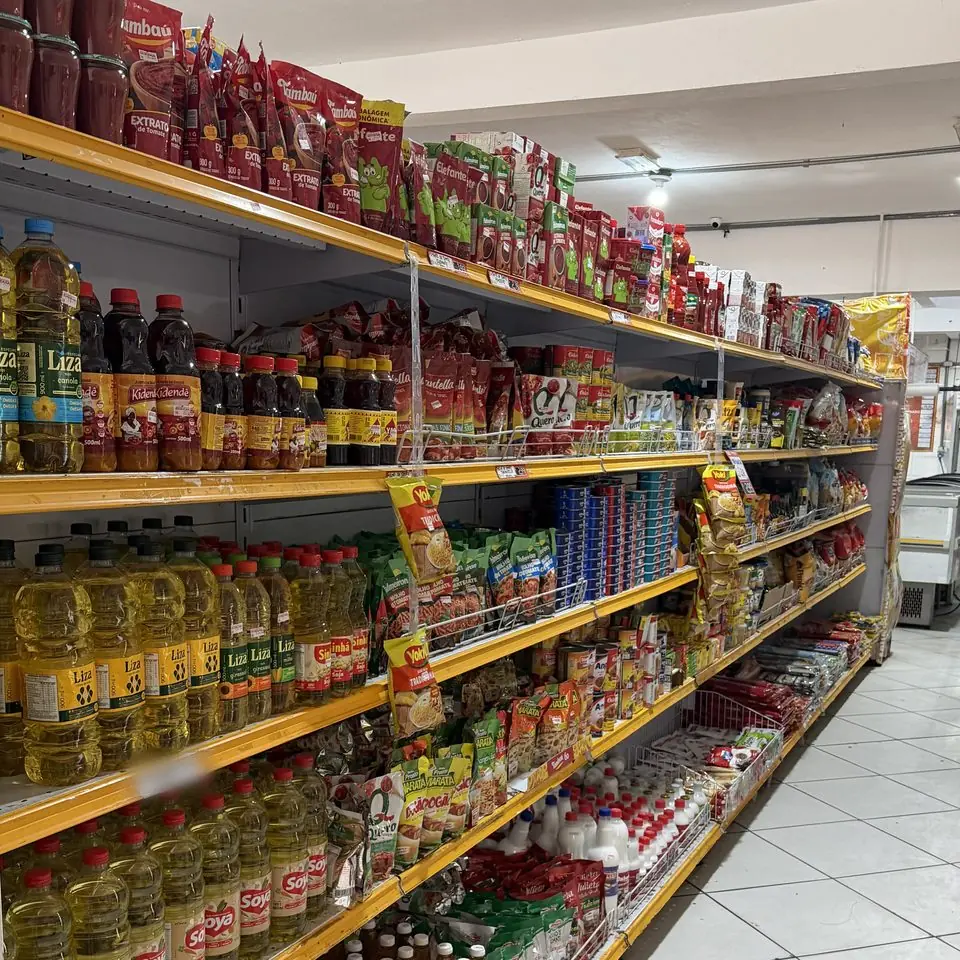 Corredor da mercearia, com prateleiras de óleos, extratos de tomate e temperos